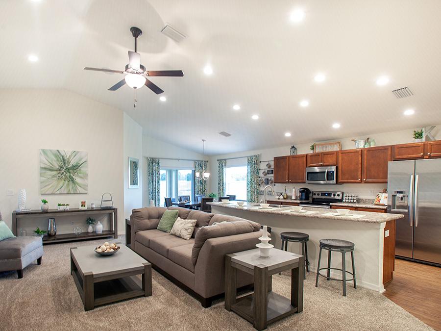  casas nuevas Florida Central en construcción con familia compradora